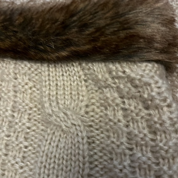 Evelyn K faux fur trimmed cable knit cowl NWT no flaws beige with brown faux fur - Picture 4 of 11